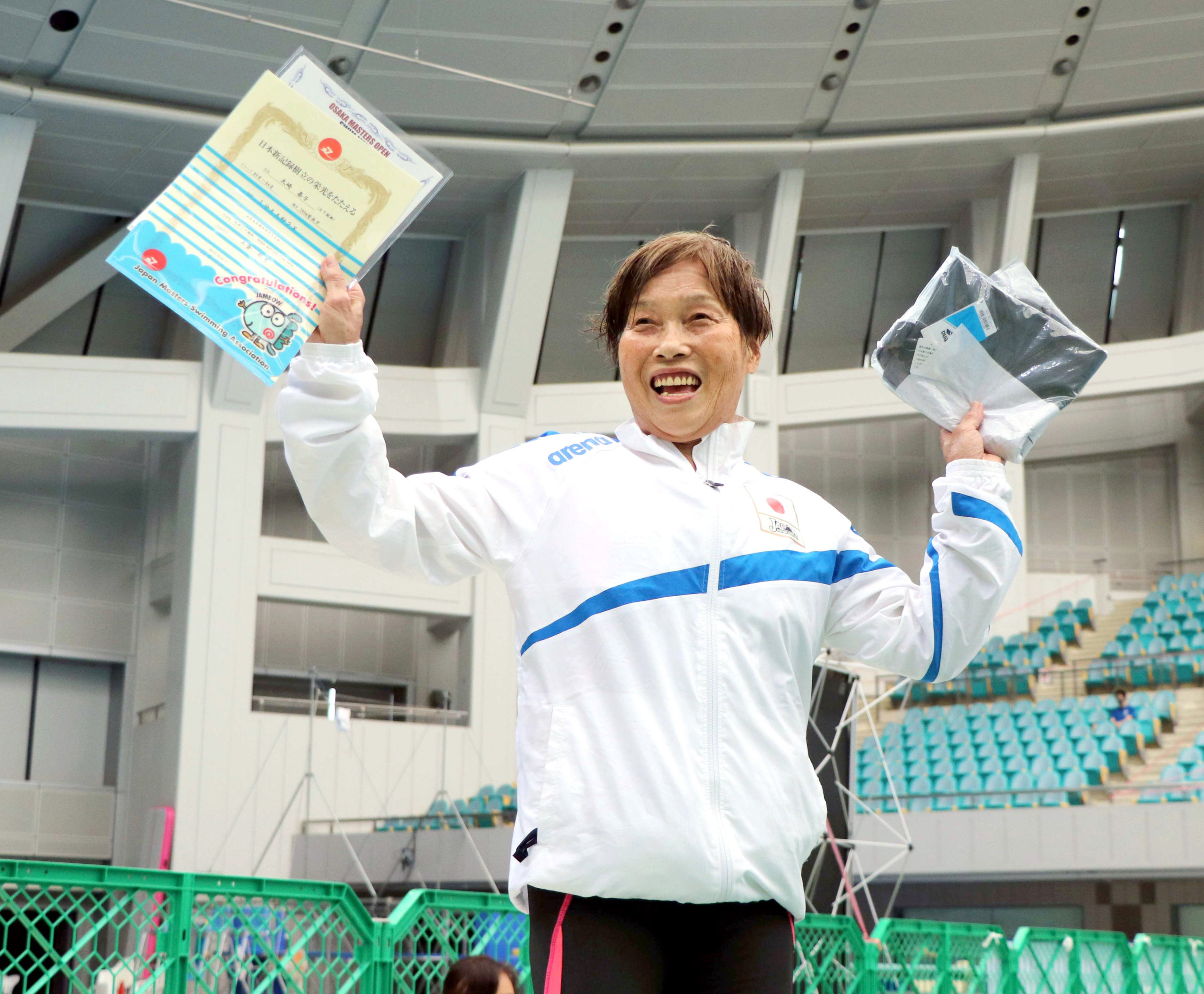 シニア水泳　女子 MASTERS SWIM MEET マスターズスイムミート 報知水泳大崎喜子表彰台